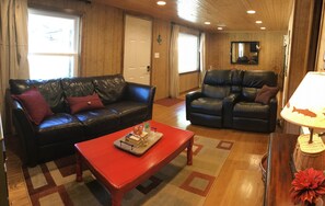 TV, books - Lake Life Relaxation (Wagoner)