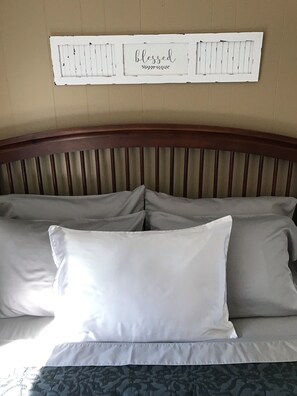 2 bedrooms, iron/ironing board, bed sheets - Lake Life Relaxation (Wagoner)