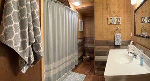Combined shower/bathtub, hair dryer, towels, soap - Lake Life Relaxation (Wagoner)