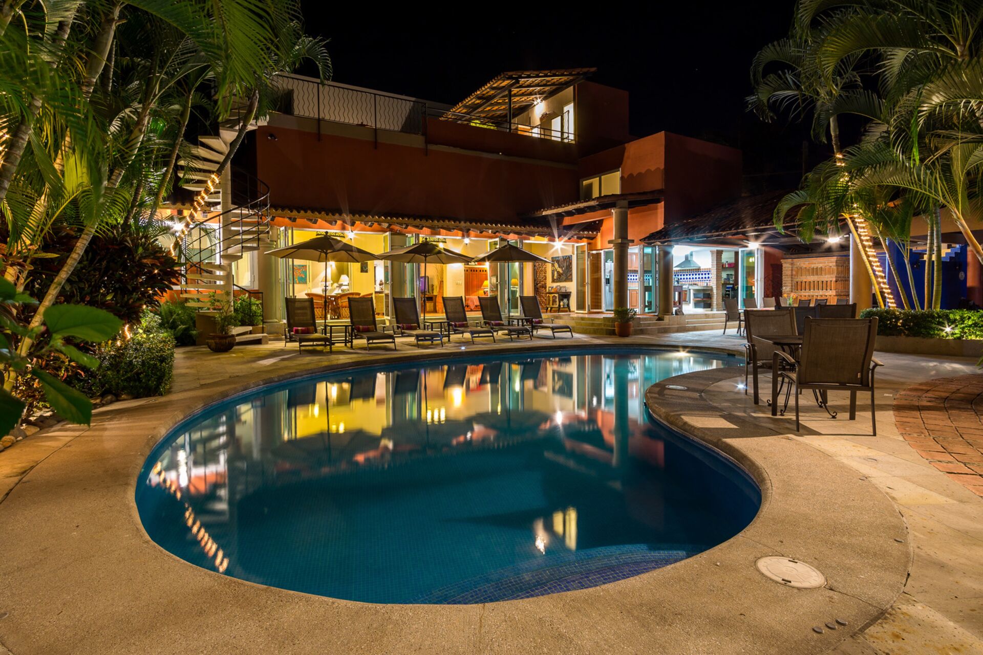 Utendørsbasseng og et oppvarmet basseng