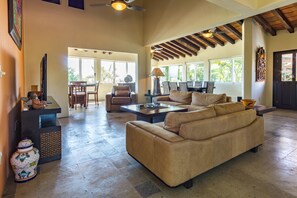 Téléviseur connecté, lecteur de DVD, livres, chaîne audio