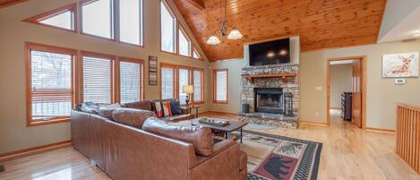 Televisión, chimenea, futbolito