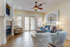 تلفزيون، مدفأة، مشغل دي في دي، كُتُب