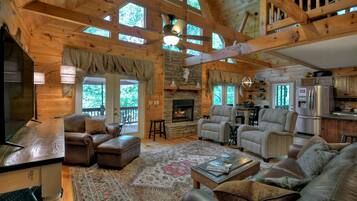 TV connectée, cheminée, baby-foot, livres