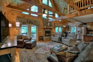 TV connectée, cheminée, baby-foot, livres