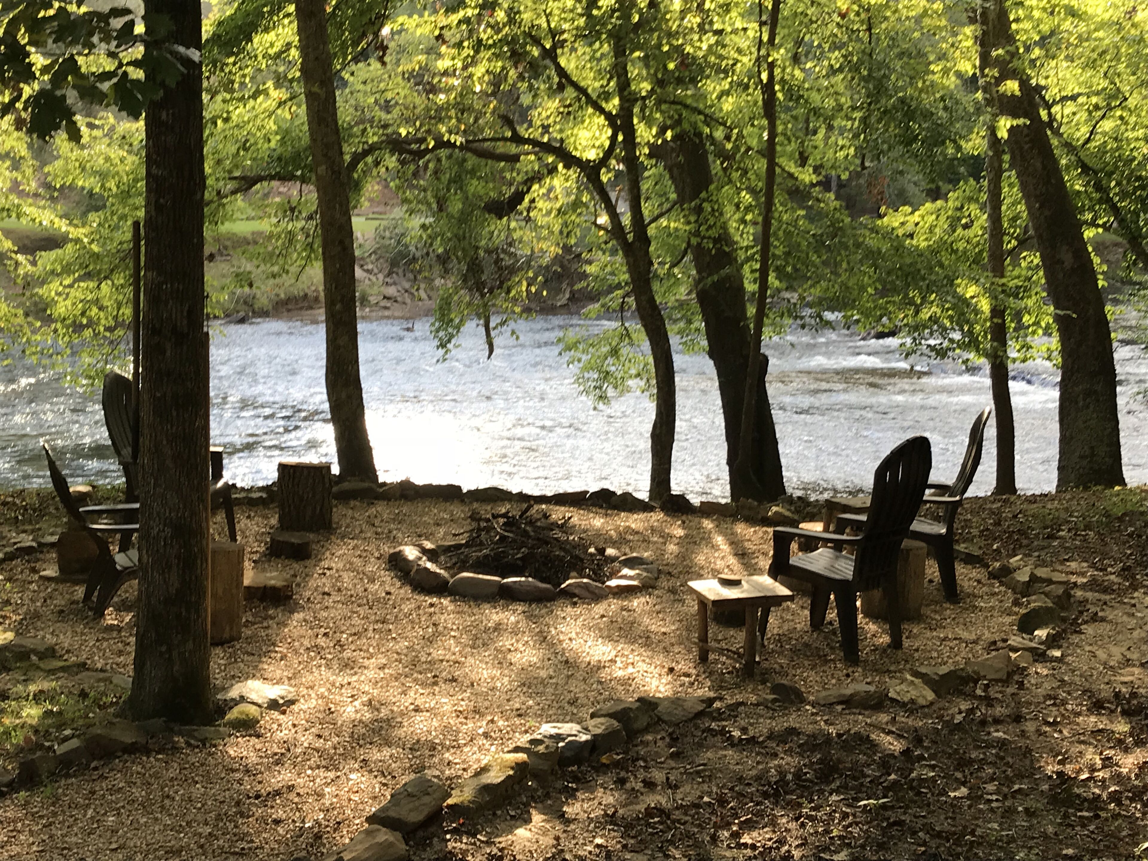 Riverfront, loud rapids, on tubing path - easy access (neighboring River's Echo)