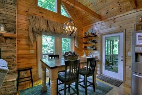 Riverfront, loud rapids, on tubing path - easy access (neighboring River's Echo)