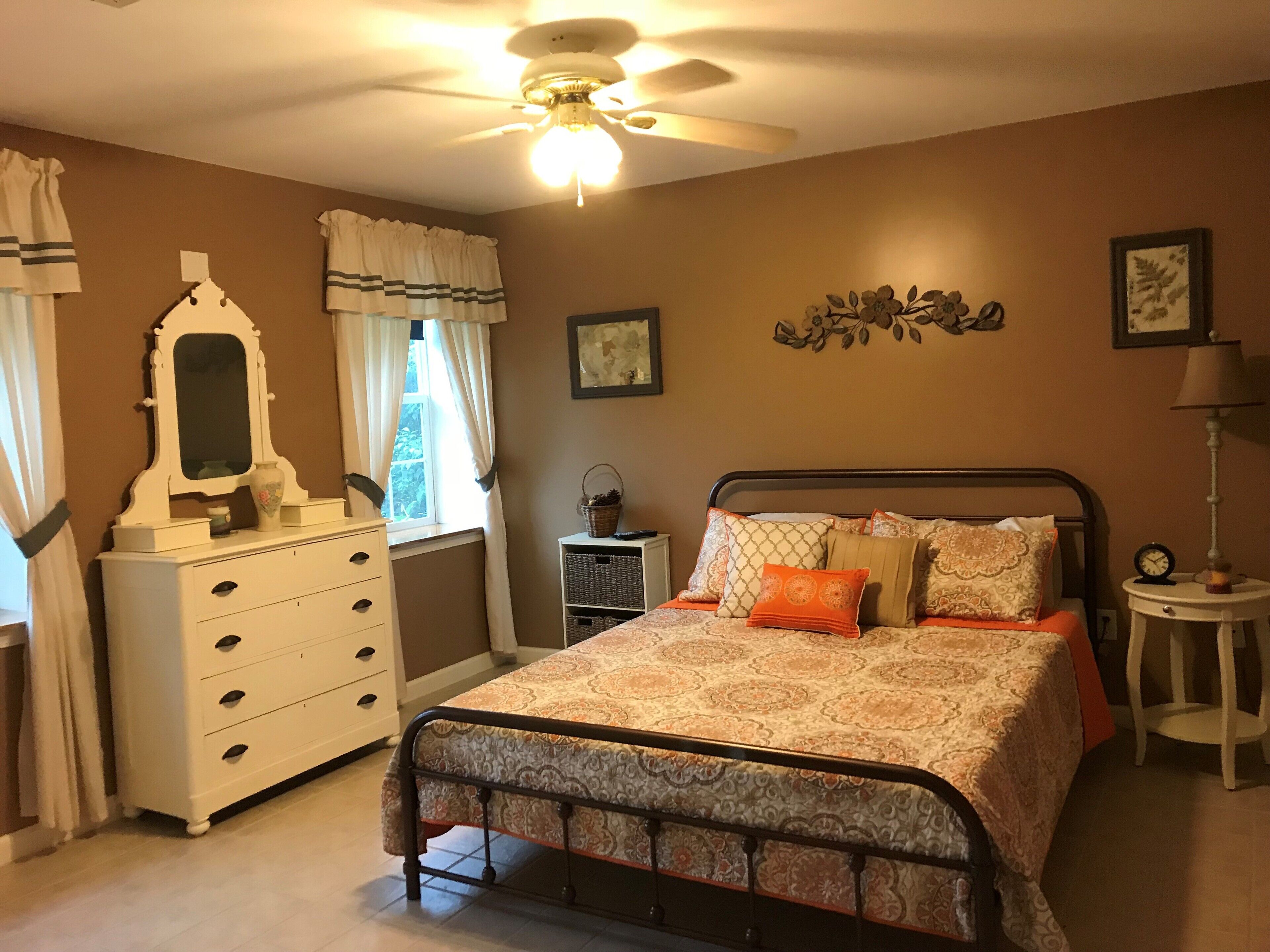 2 Schlafzimmer, Schreibtisch, Bügeleisen/Bügelbrett, Reisekinderbett