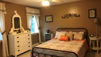 2 dormitorios, escritorio, tabla de planchar con plancha y cuna de viaje