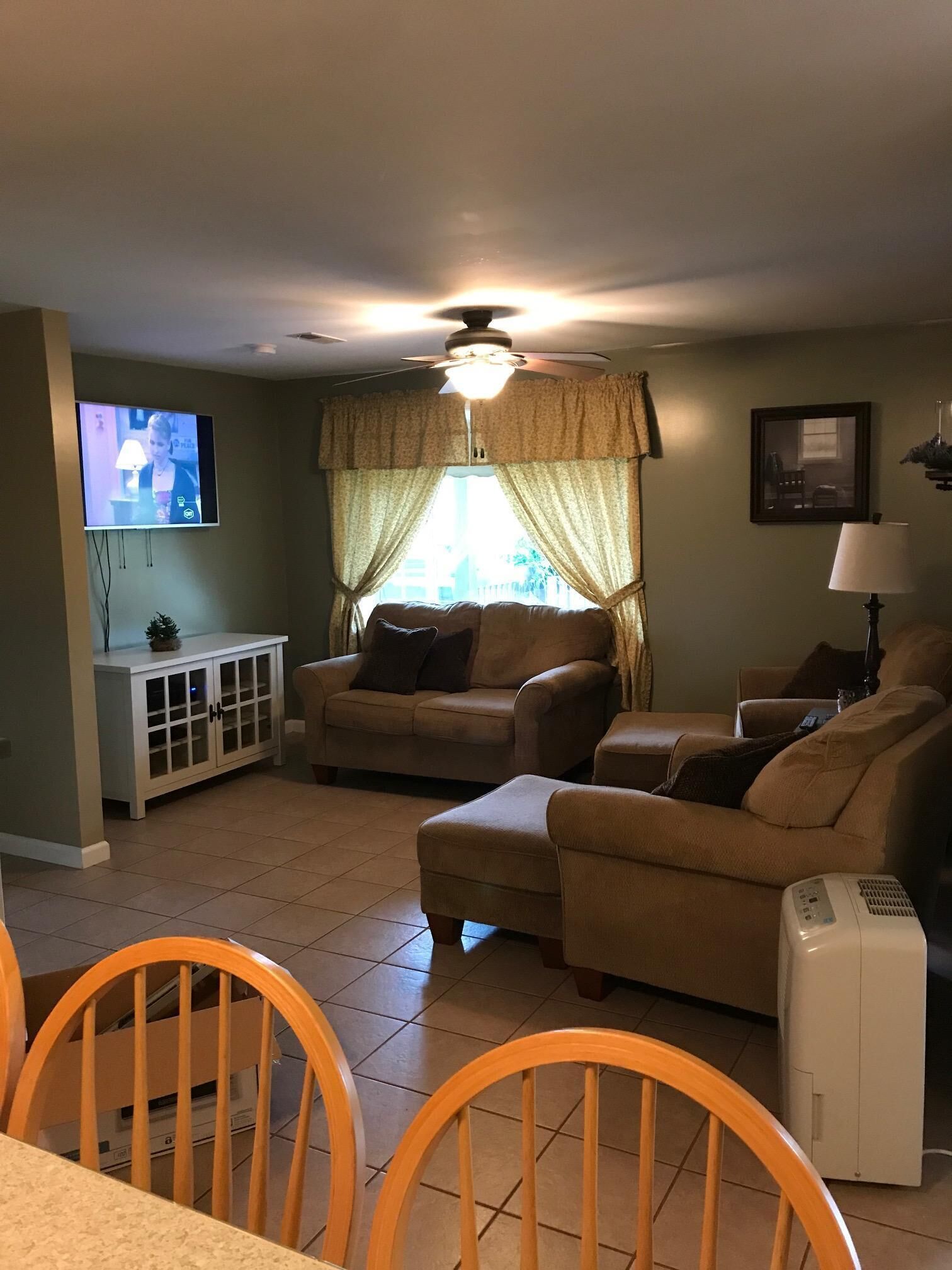 Älytelevisio, takka, DVD-soitin, kirjoja