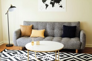 Televisie, een dvd-speler, boeken en een filmbibliotheek