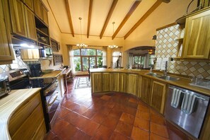 ثلاجة، ميكروويف، فرن، موقد طهي مسطح