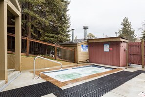 حمّام سباحة خارجي