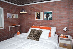 1 bedroom, iron/ironing board, free WiFi, bed sheets - The Container-minium ~ at The Tortoise and The Mare. Peaceful or playful! (Sumner)