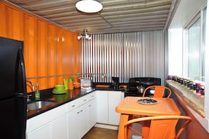 Fridge, oven, stovetop, coffee/tea maker