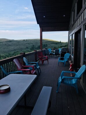 Outdoor dining - Beautiful Home With A Fantastic View ~ Perfect For Family Reunions ~ Sleeps 30 (Garden City)