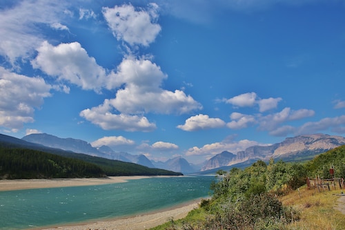 West Glacier Cabin on Golf Course / 1 Mile to GNP / Deck. Firepit. BBQ. AC