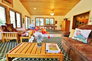 TV, fireplace, DVD player, books - West Glacier Cabin on Golf Course / 1 Mile to GNP / Deck. Firepit. BBQ. AC (West Glacier)