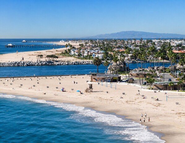 Beach nearby, sun-loungers, beach towels