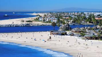 Beach nearby, sun-loungers, beach towels