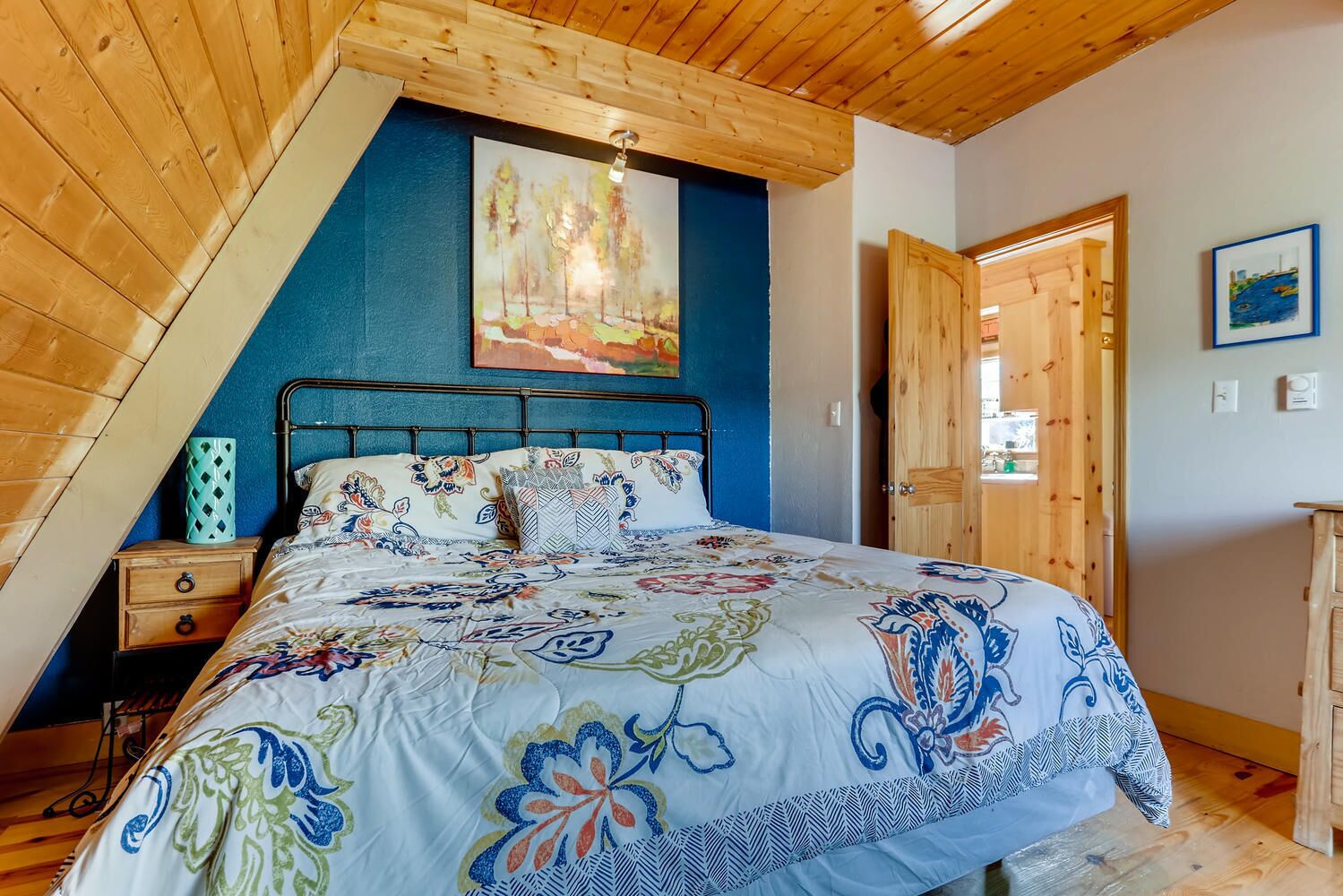 3 bedrooms, desk, travel crib, WiFi