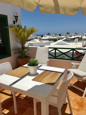 Outdoor dining - Apartment Blue Sky, Puerto del Carmen (Puerto del Carmen)