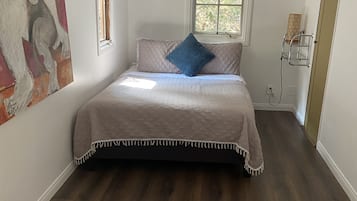 2 Schlafzimmer, Schreibtisch, Bügeleisen/Bügelbrett, Reisekinderbett