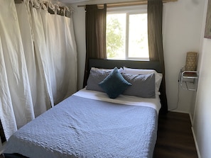 2 soverom, skrivebord, strykejern/-brett og reiseseng for barn