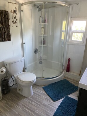 Een douche, een haardroger, handdoeken, zeep