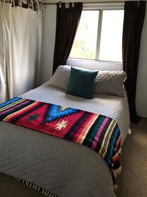 2 habitaciones, tabla de planchar con plancha y cuna de viaje