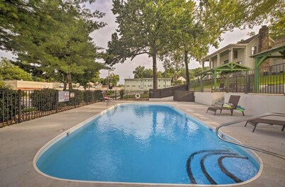 Cozy Cottage in Downtown Branson with a Pool 