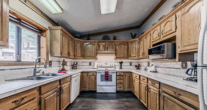 Moon Mountain Lodge: 'My family's favorite place to stay!' w/ hot tub