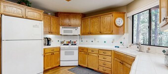 Rustic cabin with WiFi, washer/dryer, multiple decks, & beautiful forest views