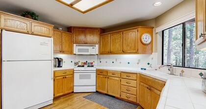 Rustic cabin with WiFi, washer/dryer, multiple decks, & beautiful forest views