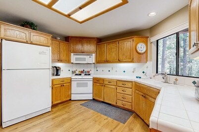 Rustic cabin with WiFi, washer/dryer, multiple decks, & beautiful forest views