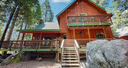 Rustic cabin with WiFi, washer/dryer, multiple decks, & beautiful forest views