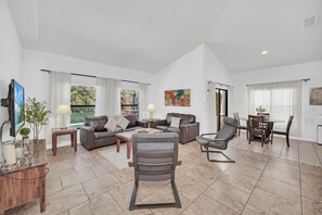 Fladskærms-tv, dvd-afspiller, bordfodbold, bøger