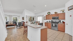 Coffee/tea maker, fridge, microwave, oven - 6 miles to Disney: Clean Family 4 Beds, 3.5 Bath, pool/hot tub, game room, grill (Kissimmee)