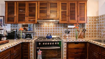 Microwave, oven, stovetop, coffee/tea maker