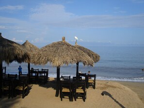 Playa en los alrededores, camastros y toallas de playa 