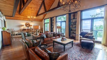 Télévision, cheminée, livres, chaßne hi-fi