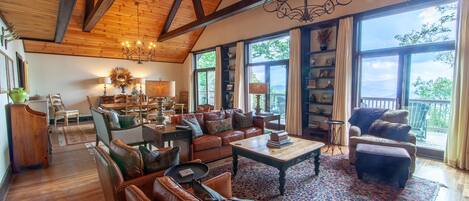 Fernseher, Kamin, Bücher, Stereoanlage