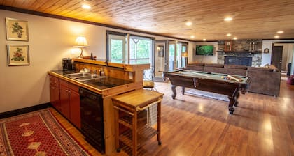 6BD / 5BA en la ladera boscosa con vistas de largo alcance, bañera de hidromasaje, suites King, mesa de billar, ¡cerca de App Ski Mtn!