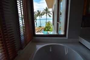 Four Bedrooms Private Pool Villa | Salle de bain | Baignoire relaxante profonde, douche à « effet pluie »