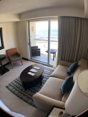 Smart-tv, een dvd-speler, een tafeltennistafel en een stereo