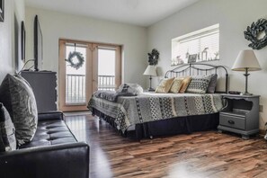 3 bedrooms, desk, iron/ironing board, free WiFi