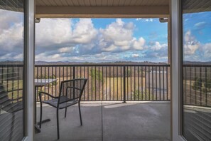 Terrace/patio - Playtime Retreat- Unit 2705 - - FREE Attraction Ticket with EACH night Stay Including Dollywood (Pigeon Forge)