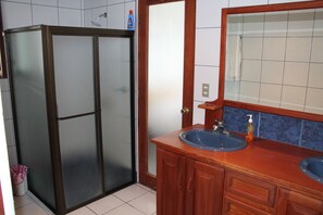 Badewanne, Haartrockner, Handtücher, Seife