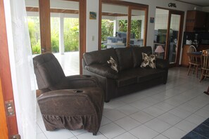 Fernseher, Kamin, DVD-Player, Bücher