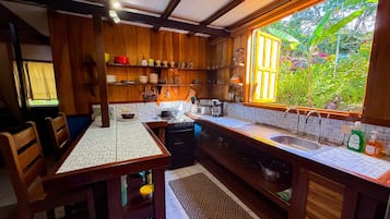Kühlschrank, Herdplatte, Wasserkocher mit Kaffee-/Teezubehör, Toaster
